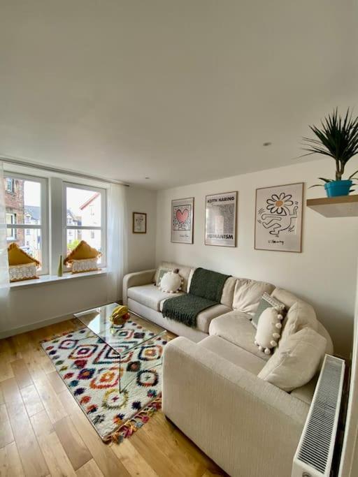 3-Bedroom Flat In The City Centre Next To The River Ness 因弗内斯 外观 照片