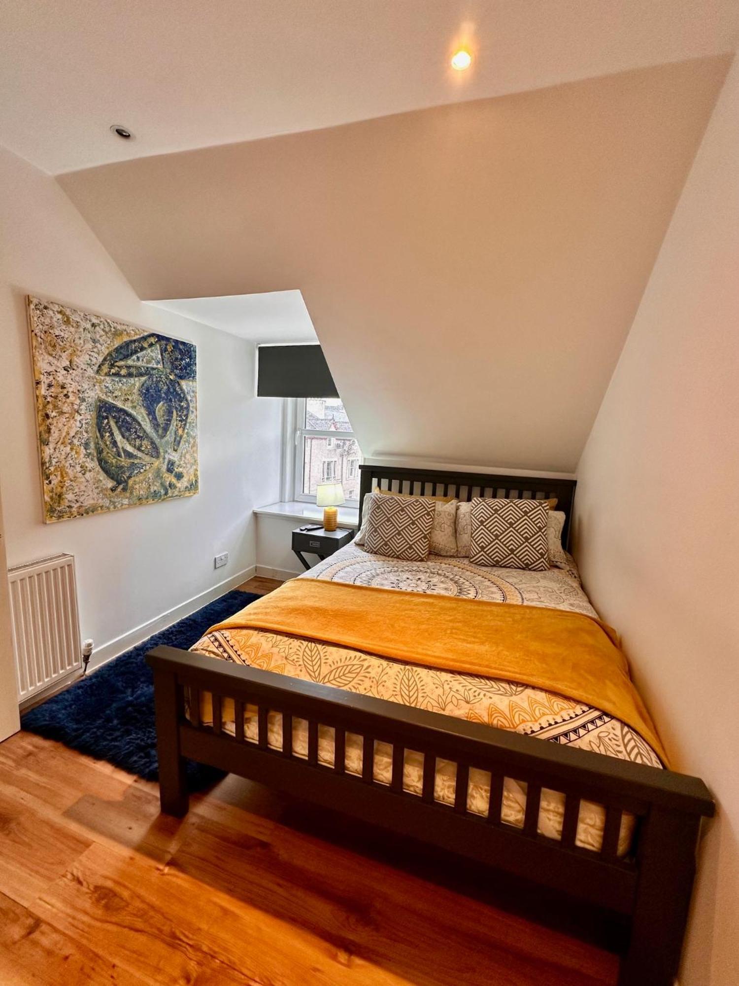 3-Bedroom Flat In The City Centre Next To The River Ness 因弗内斯 外观 照片