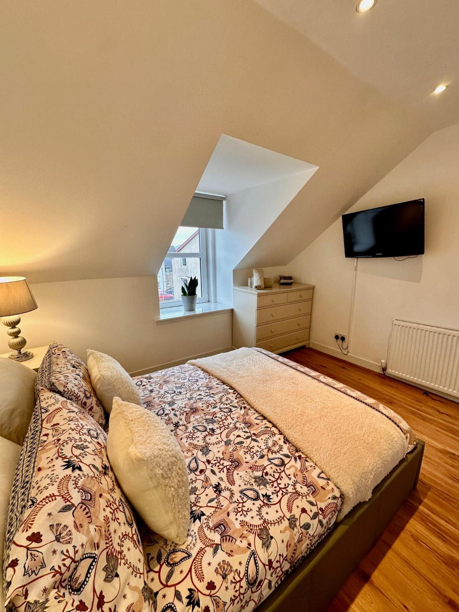 3-Bedroom Flat In The City Centre Next To The River Ness 因弗内斯 外观 照片