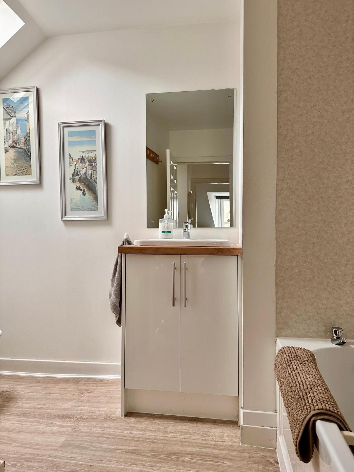 3-Bedroom Flat In The City Centre Next To The River Ness 因弗内斯 外观 照片